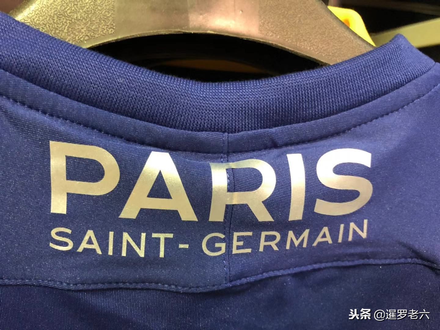 大门而