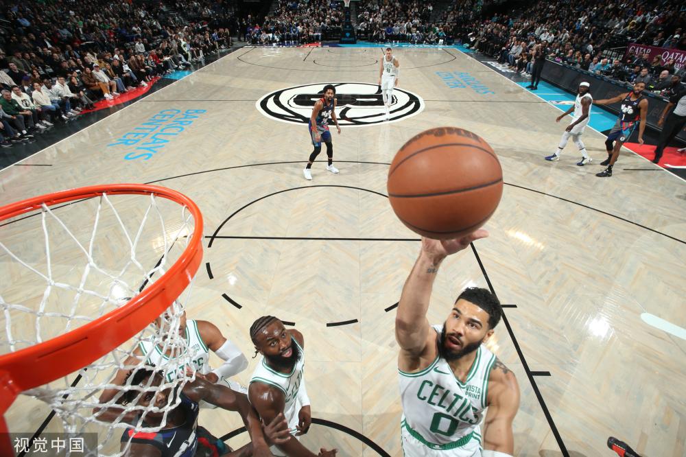 人展现了一 人展现了一